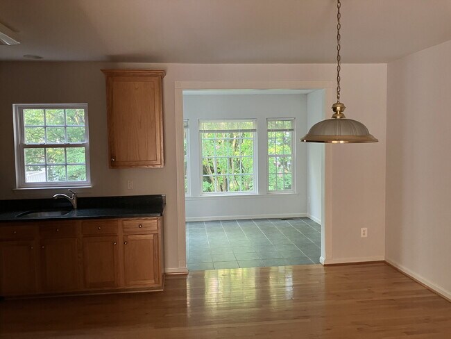 Foto del edificio - Elegant Gated Townhome with Sunroom Extension in Piedmont | 3 Bedrooms | 2 Full & 2 Half Baths
