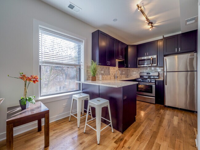 Foto del edificio - 2203 W Eastwood Ave