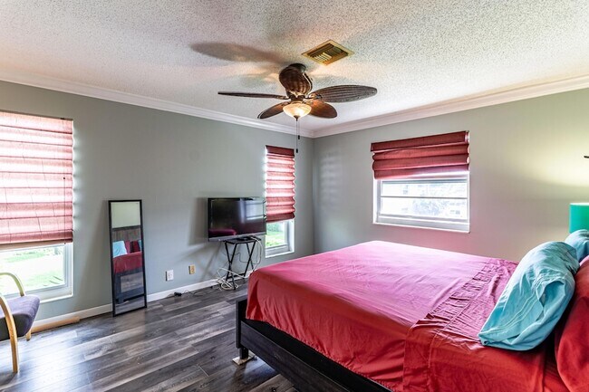 Building Photo - 2460 Juniper Dr