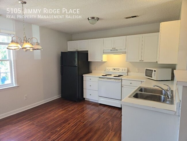 Foto del edificio - 5105 Jimmy Ridge Pl