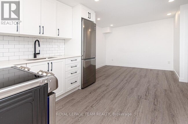 Photo du bâtiment - 123 Carruthers Ave