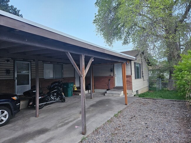 Building Photo - Roy Duplex
