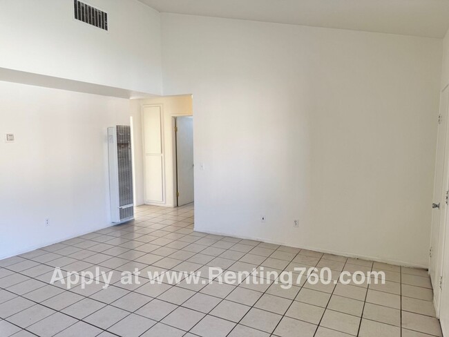 Foto del edificio - Spacious 2 Bed 1 Bath Home With Indoor Lau...