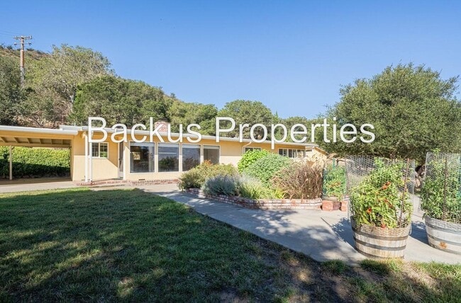 Building Photo - Great one-story home with the serenity of Pine Canyon