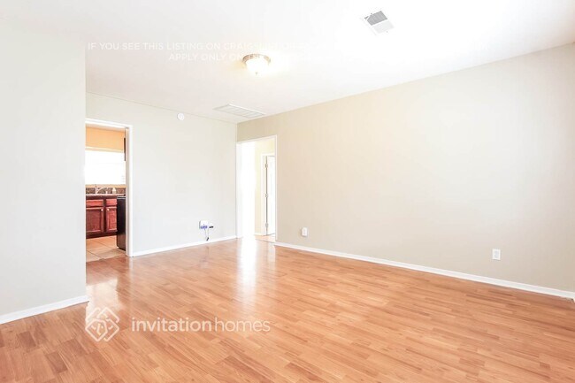 Foto del edificio - 8440 Hazeltine Ave