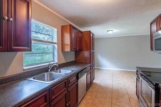 Building Photo - 1218 Giller Ave
