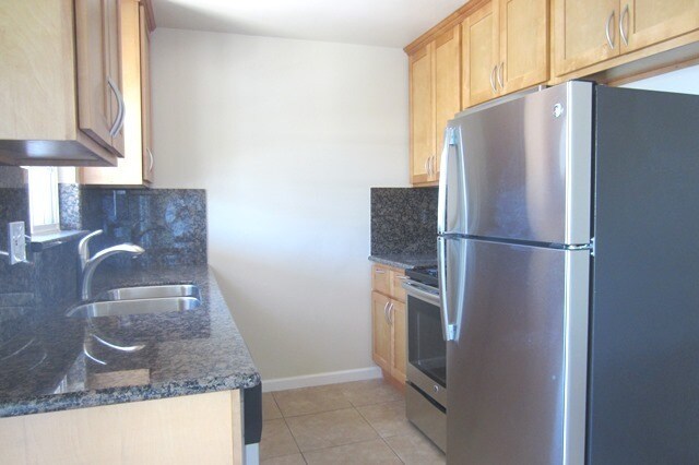 Foto del edificio - Spacious Remodeled Upstairs Apartment, 2 Bathrooms, Garage Plus 1, A/C, Balcony!