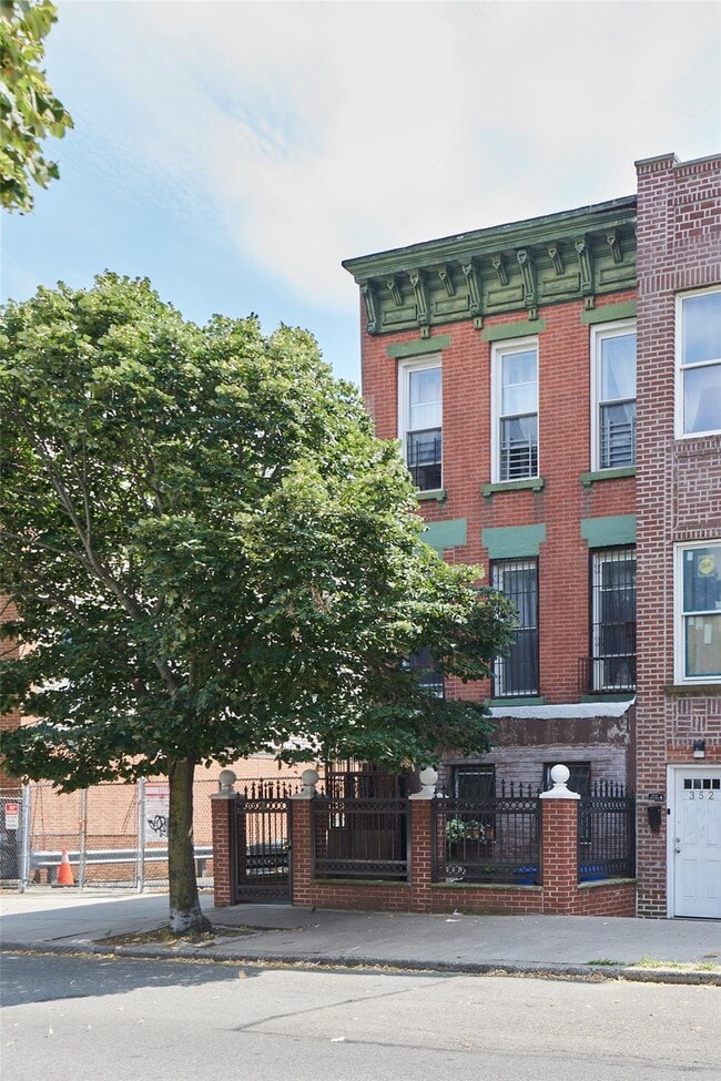 Building Photo - 354 S 5th St