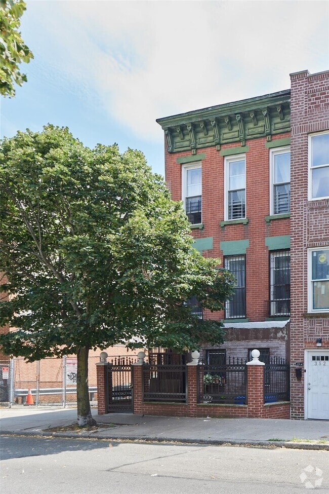 Building Photo - 354 S 5th St