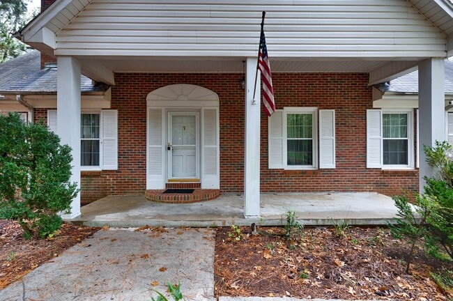 Building Photo - 2512 Vista Dr SE