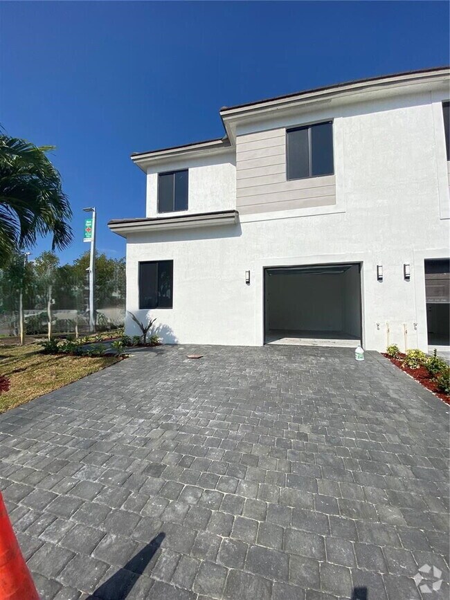 Building Photo - 2434 SW 145th Pl