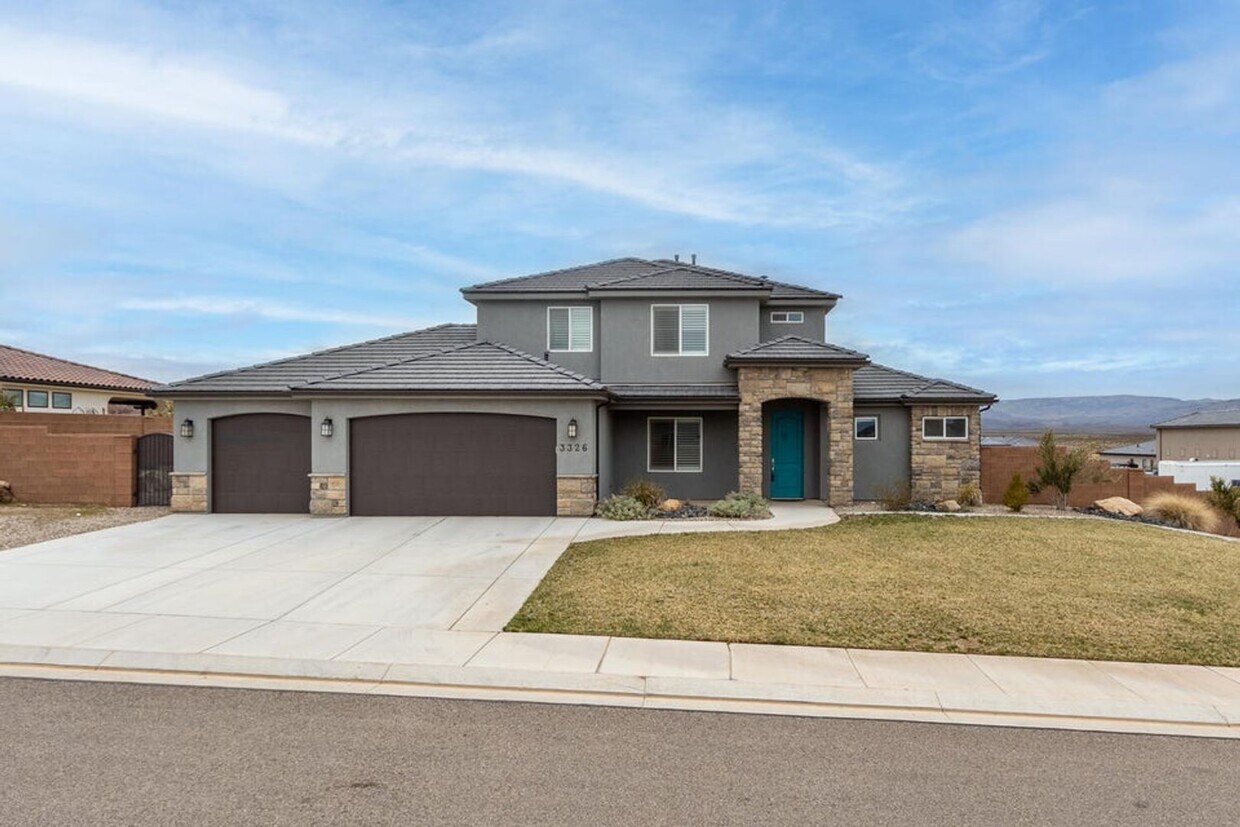 Foto principal - Spacious Living in this 5 Bedroom Home!