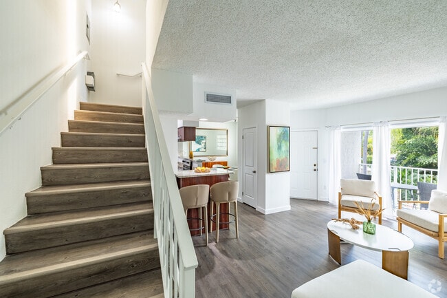 2 habitaciones, 2 baños - 1180 pies cuadrados - Sala de estar - Waterford Point Apartments