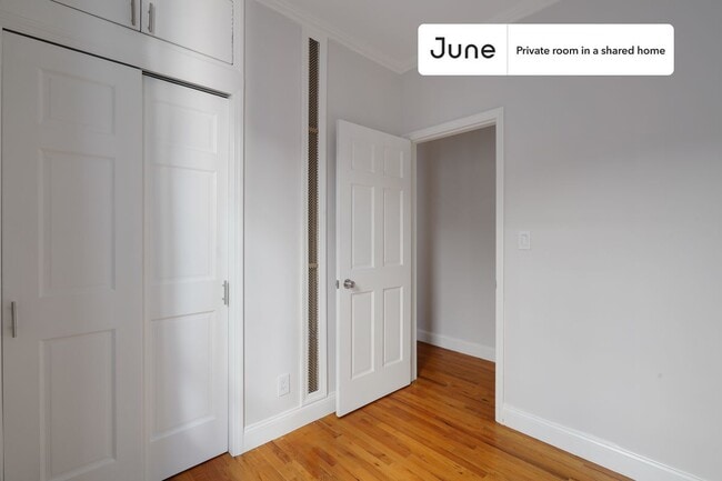 Building Photo - Private bedroom in 4 bed/1 bath Home