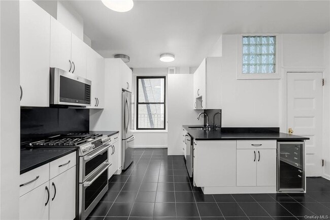 Building Photo - 26 E 81st St