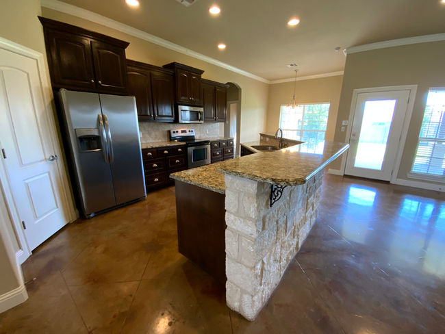 Building Photo - 9900 Palomino Dr