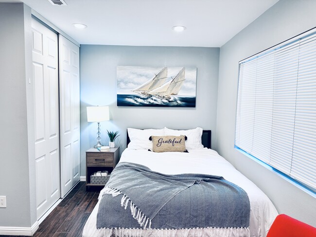 Building Photo - 2621 Wallace Ave