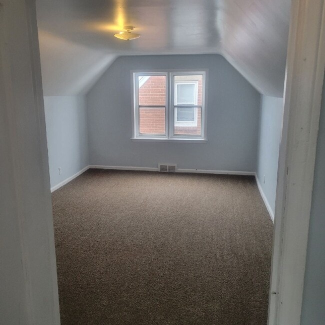 Building Photo - Spacious 3 Bedroom 1 Bath Home located nea...