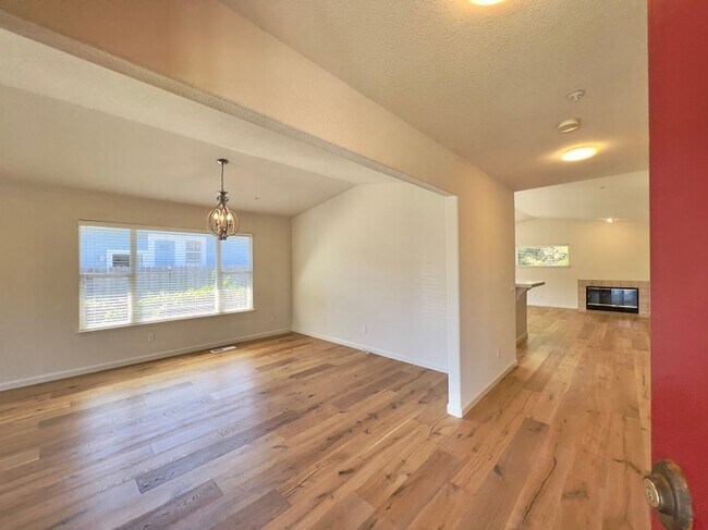 Building Photo - Beautifully Renovated Four Bedroom North N...