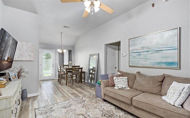 Foto del edificio - 5760 Shadowbend Cir S