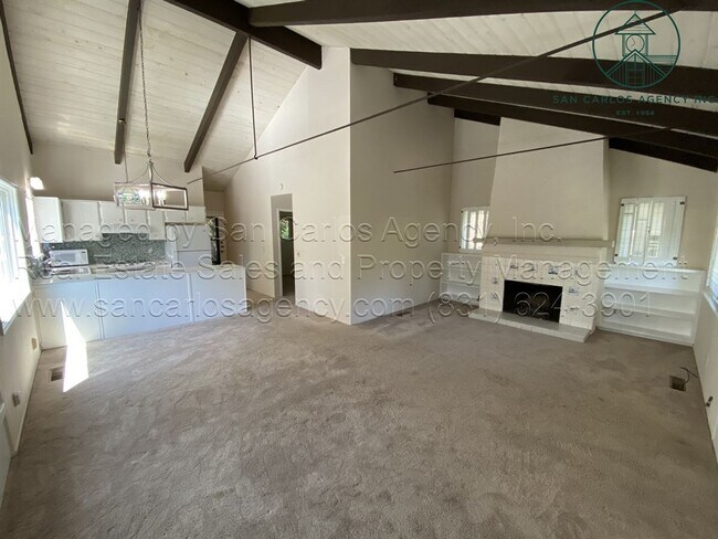 Building Photo - "Lazy Day-Z" Two Bedroom Perfectly Located...