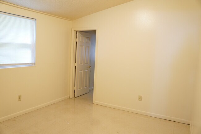 Building Photo - 8624 Jeannette St