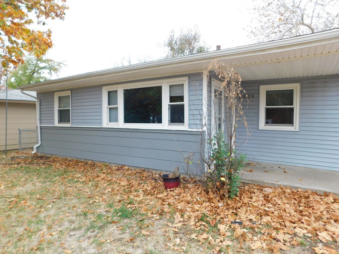 Primary Photo - Lovely 3 bedroom/1 bath home in El Dorado!