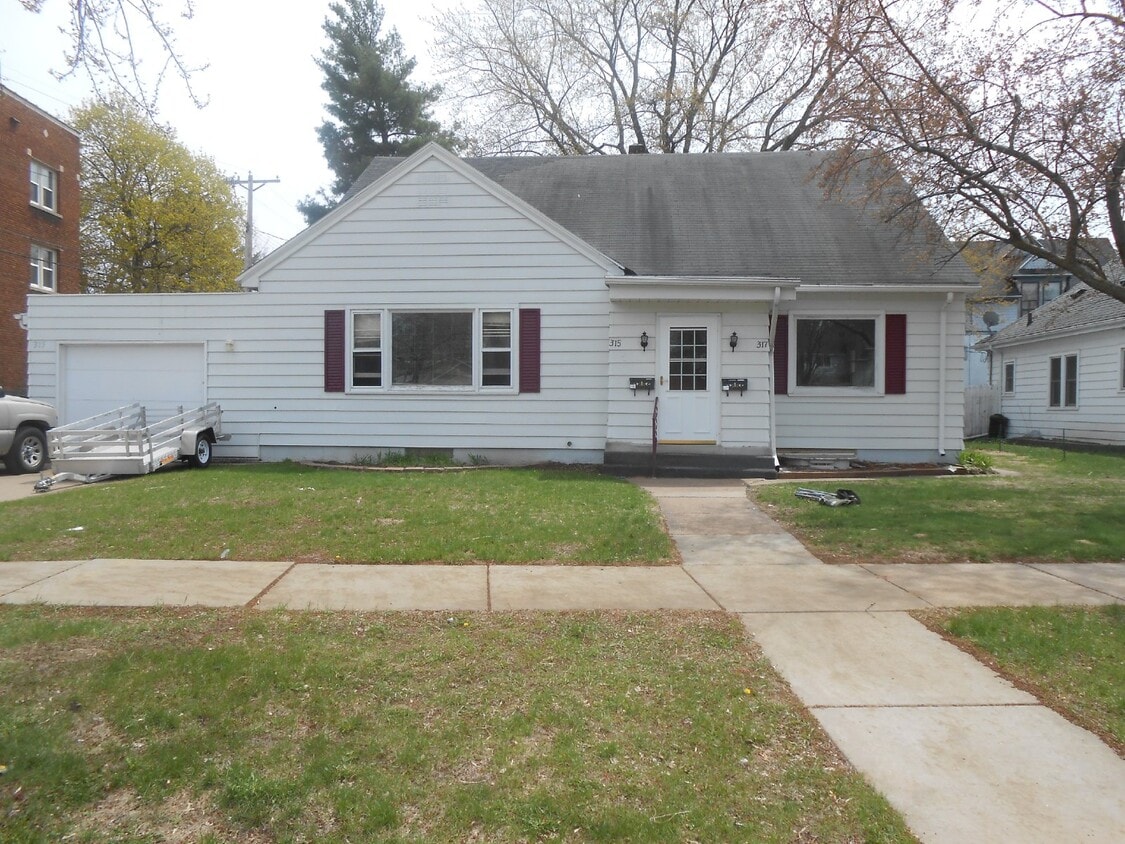 Foto principal - 4 Bed 2 Bath close to UWEC and downtown! A...