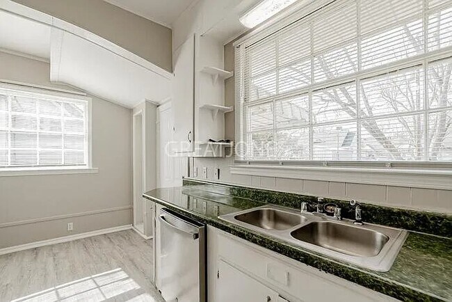 Foto del edificio - 250 Columbia Rd