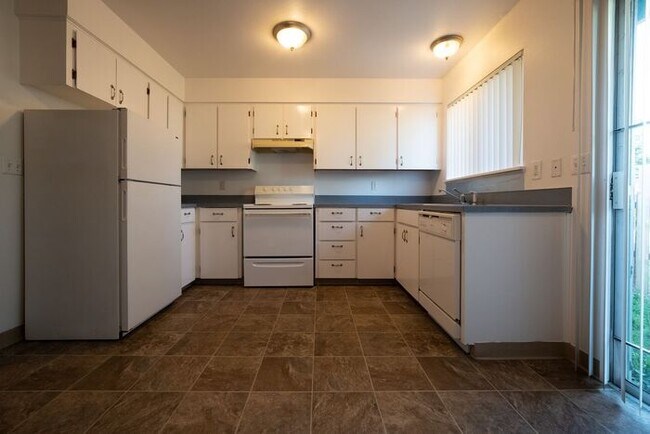 Building Photo - 15631 NE Glisan St