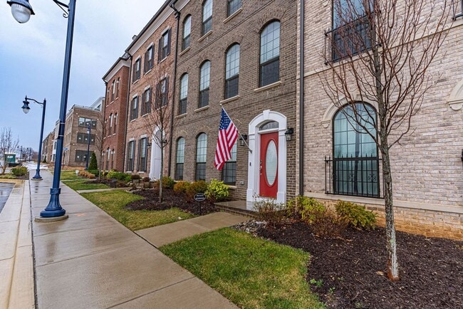 Building Photo - Luxury Townhome with Stunning Views and Pr...