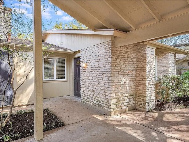 Building Photo - 8804 Westover Club Dr