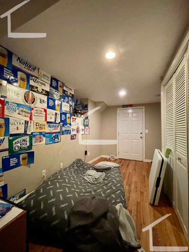 Building Photo - Charming 3 Bedroom