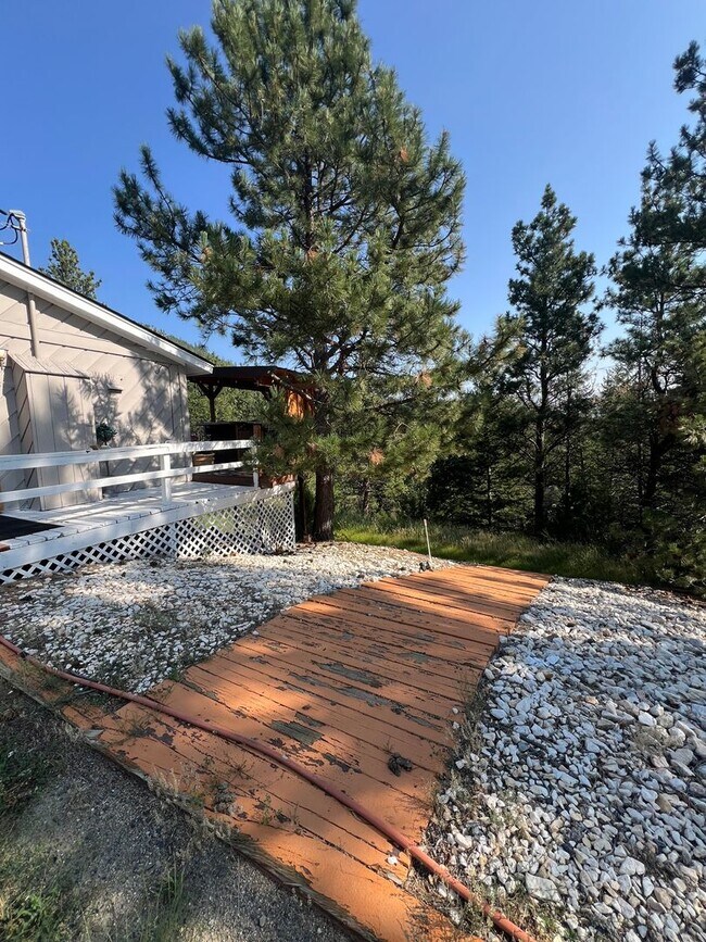 Building Photo - Lake House