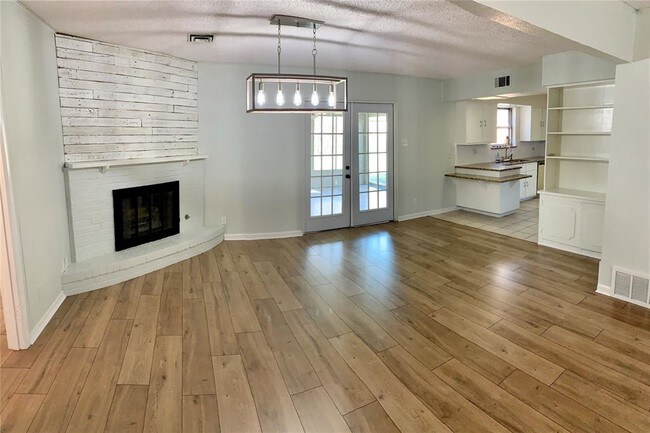 Building Photo - 13615 Littlecrest Dr