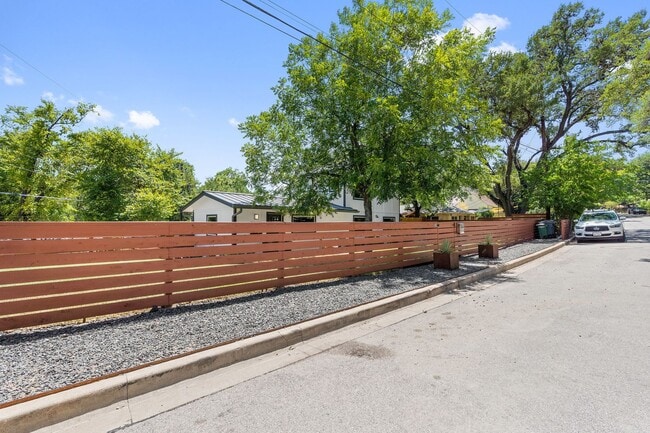 Building Photo - 1025 Bonham Terrace