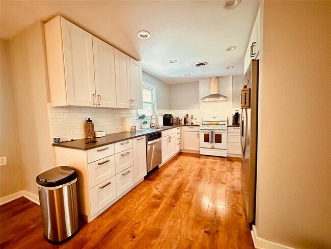 Foto del edificio - 4803 Everglade Dr