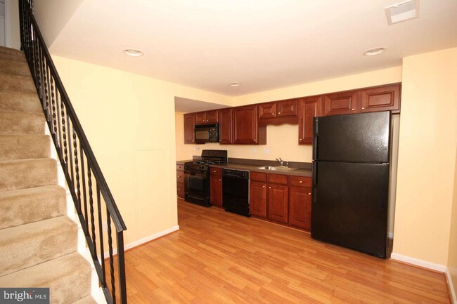 Foto del edificio - 83 Carroll View Ave