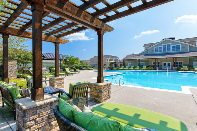 Poolside cabana and BBQ grills - Glenbrook Apartments