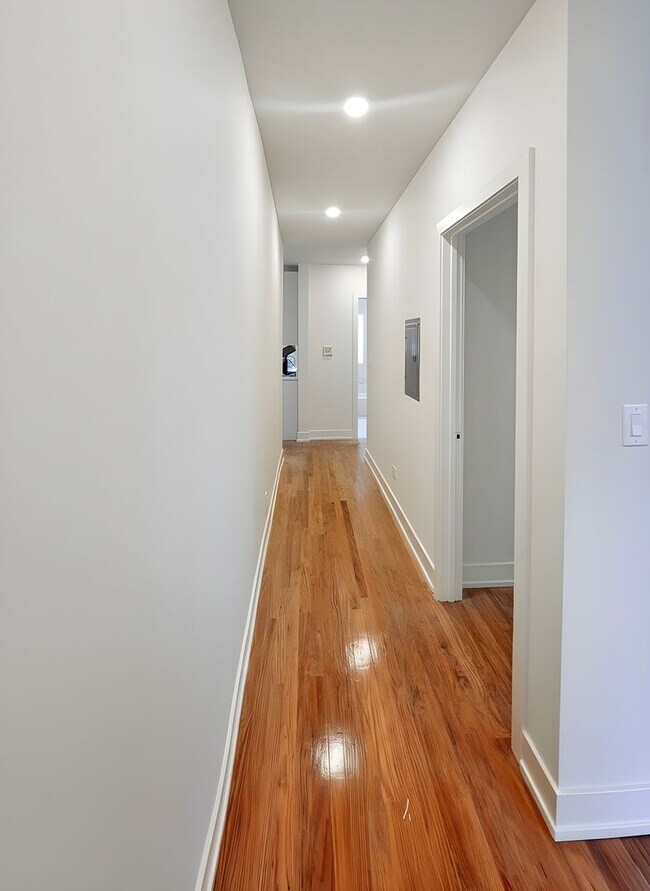Building Photo - Brand New Renovation, 2bed/1bath Apartment in Historic Ravenswood Manor Neighborhood