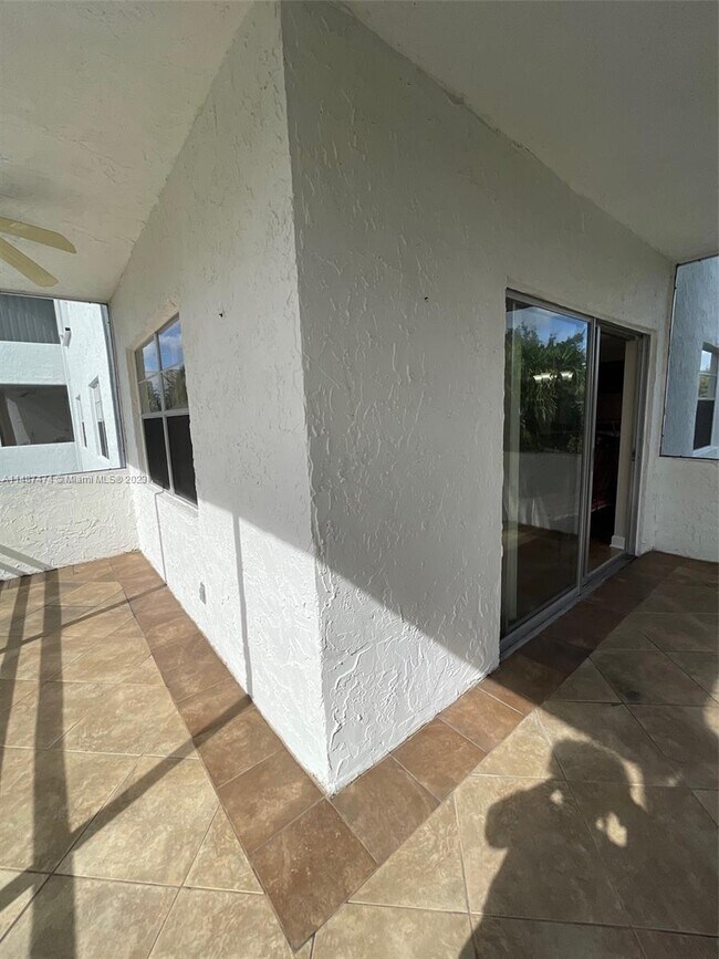 Building Photo - 3000 Sunrise Lakes Dr W