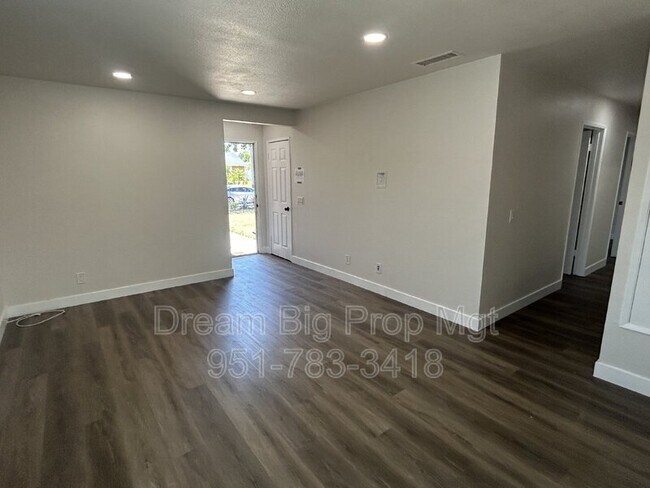 Foto del edificio - 9595 Altadena Dr