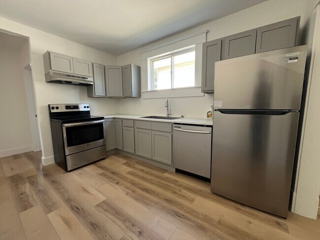 Photo du bâtiment - NEWLY RENOVATED THREE-BEDROOM APARTMENT AV...