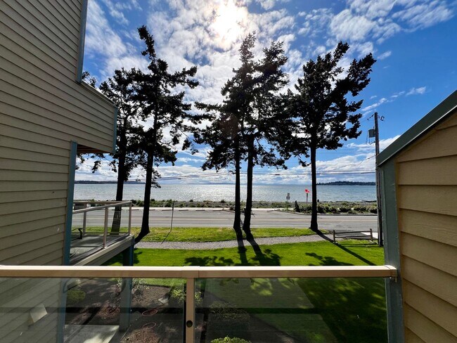 Building Photo - 2 Bedroom/1.5 Bath Condo in Mariner's Cove...