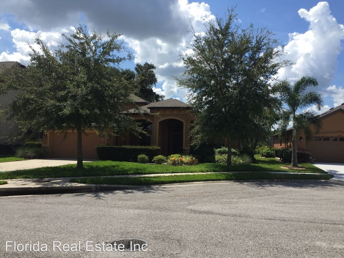 Foto principal - 4947 Point O Woods Dr