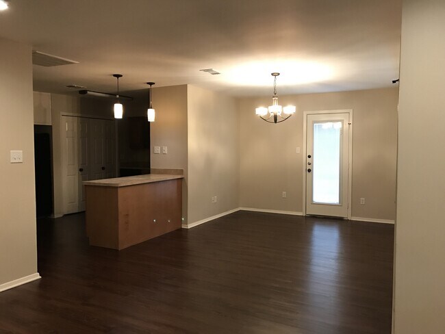 Building Photo - Renovated 2 Bedroom Home Near HEB, Target ...