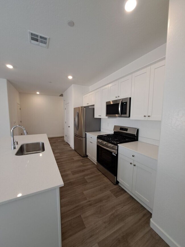 Building Photo - Spacious 3BR/2BA Home with Great Amenities in Madera!