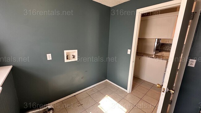 Building Photo - $1250 - 3 bed 1 bath - Single Family Home