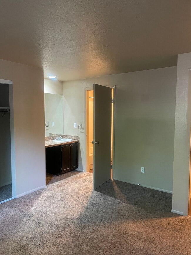 Building Photo - 925 Columbia Rd