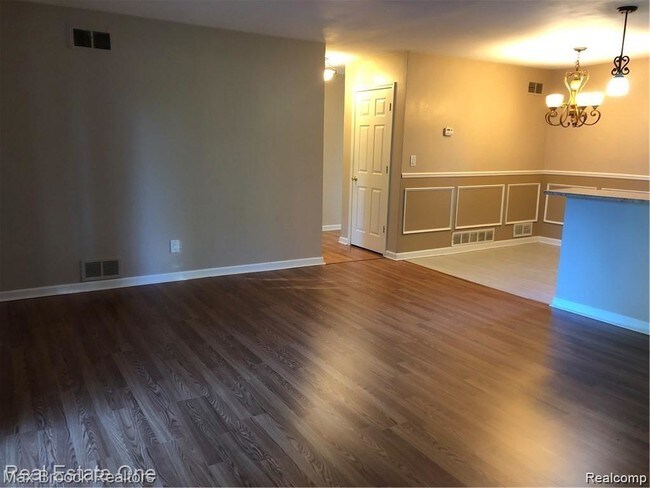 Building Photo - 2599 Ivanhoe Dr